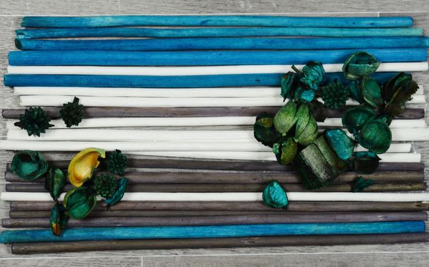 aromatické vonné sáčky na barevné dřevěné hůlky - Fotografie, Obrázek