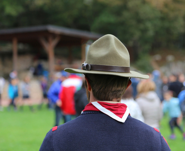 Scout leider met de grote hoed van de campagne en de scoutingdas - Foto, afbeelding