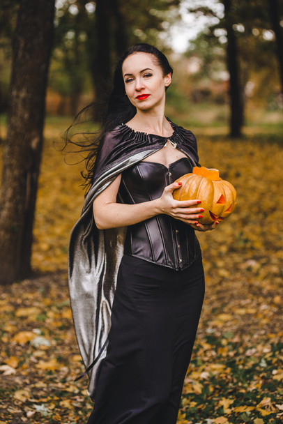 bruja joven en el bosque de otoño
 - Foto, imagen