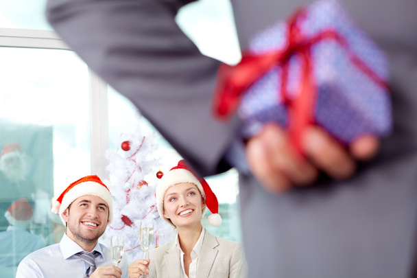Vrolijke collega's in Kerstmis hoeden - Foto, afbeelding