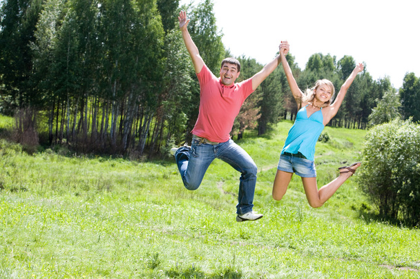 Szczęśliwi ludzie skoki w lesie - Zdjęcie, obraz