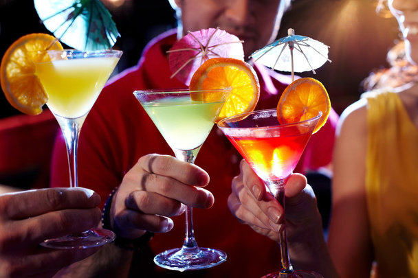 Martini cocktails in handen van jongeren - Foto, afbeelding