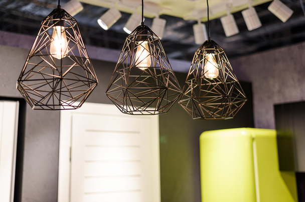 Grandes lâmpadas incandescentes com lustre de metal
 - Foto, Imagem