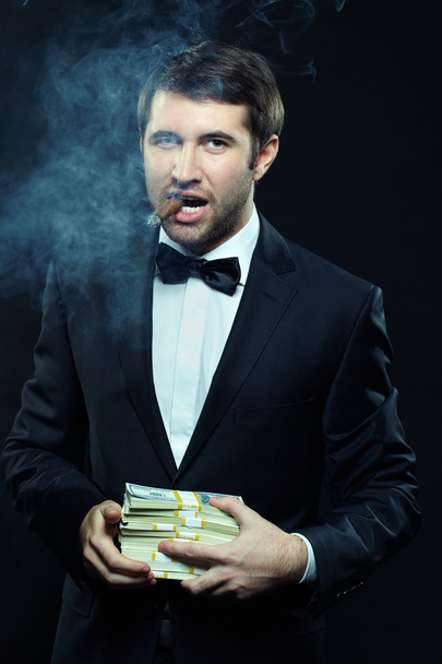vorzeigbarer Geschäftsmann, der Zigarre raucht  - Foto, Bild