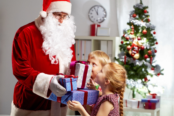 Санта-Клаус с рождественскими подарками
 - Фото, изображение