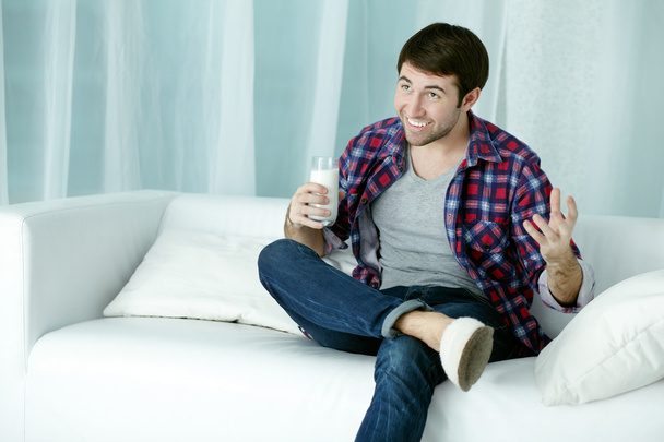 Man sitting and holding glass of milk - Foto, Imagem