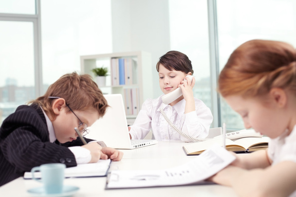 Трое симпатичных детей, работающих в офисе
 - Фото, изображение