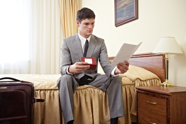Documento di lettura giovane uomo d'affari
  - Foto, immagini