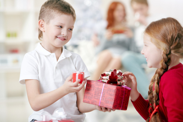 Menino dando presente de Natal para sua irmã
  - Foto, Imagem