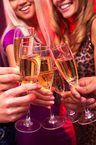 pět ruce cinkání sklenic s champagne - Fotografie, Obrázek