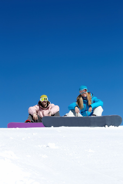 Snowboardosok ül a havon - Fotó, kép