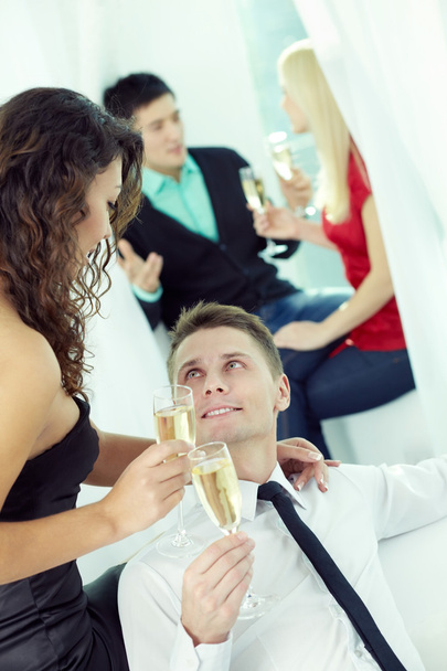 Personnes avec flûtes à champagne clubbing
 - Photo, image