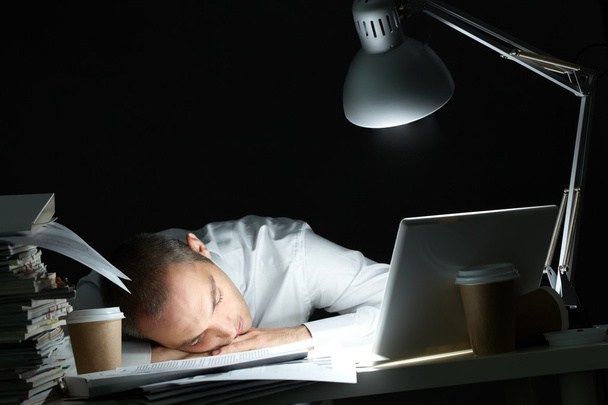 Empresario durmiendo en su escritorio
 - Foto, Imagen