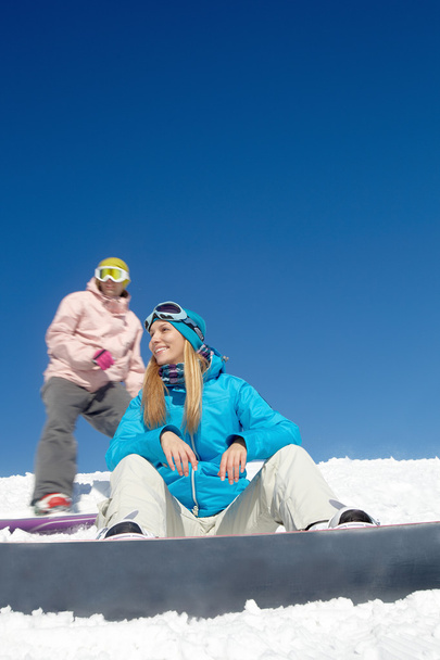 山の頂上で休んでスノーボーダー  - 写真・画像