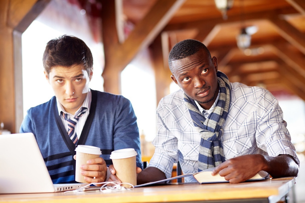 Δύο μαθητές να κάθονται στο καφενείο - Φωτογραφία, εικόνα