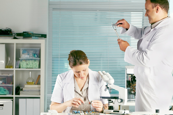 Ученые, работающие в лаборатории
   - Фото, изображение