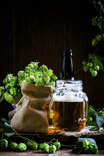 Jar of beer and fresh hops - 写真・画像