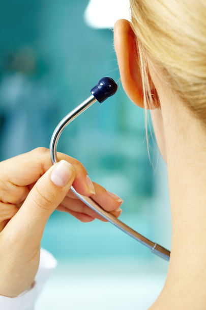 Vrouwelijke arts zet stethoscoop op  - Foto, afbeelding