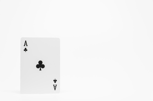 Club noir carte Ace sur fond blanc et mise au point sélective
 - Photo, image