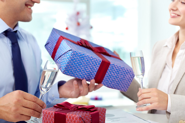 Gestionnaire donnant des cadeaux à ses collègues
 - Photo, image