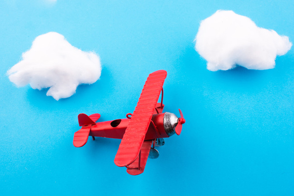 Spielzeugflugzeug am Himmel  - Foto, Bild
