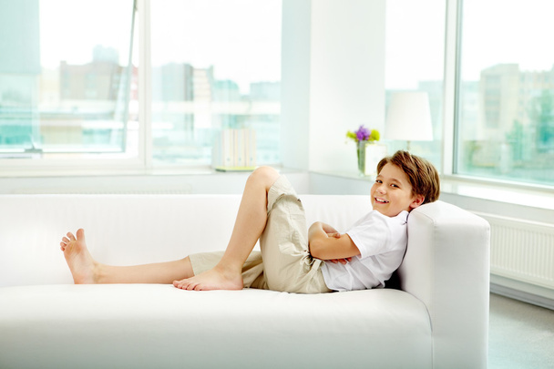 Kleiner Junge ruht auf Sofa  - Foto, Bild