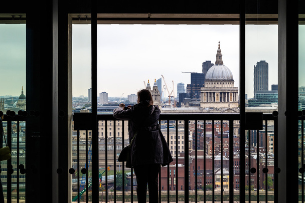 Turisté s výhledem na St Pauls Cathedral, Londýn - Fotografie, Obrázek