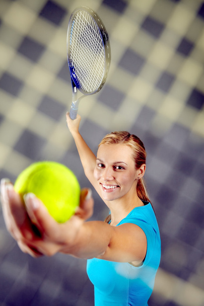 Jogador de tênis bonito servindo uma bola
  - Foto, Imagem
