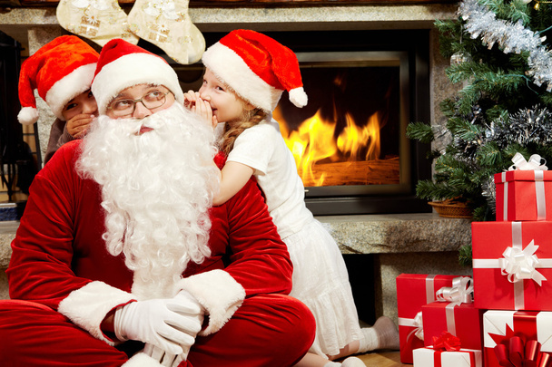 Weihnachtsmann hört Kindern ins Ohr flüstern - Foto, Bild