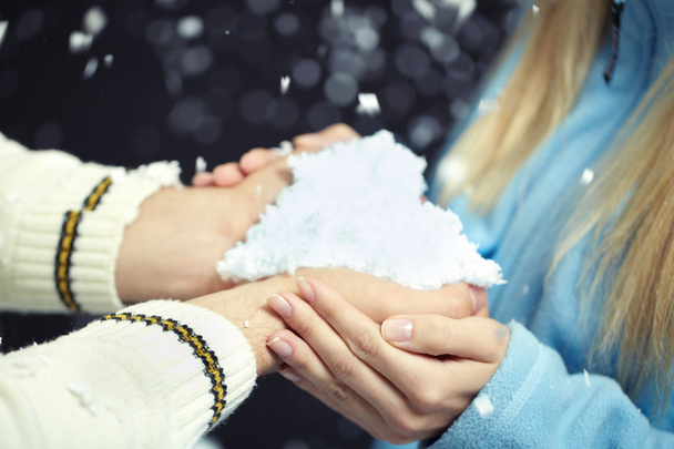 Menschenhände halten Schnee  - Foto, Bild