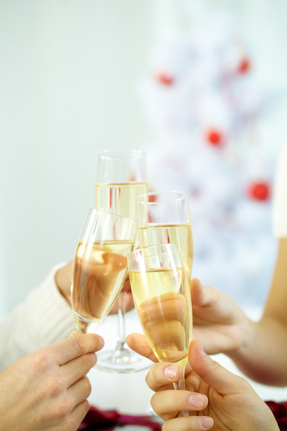 Şampanya bardakları tokuşturup eller - Fotoğraf, Görsel