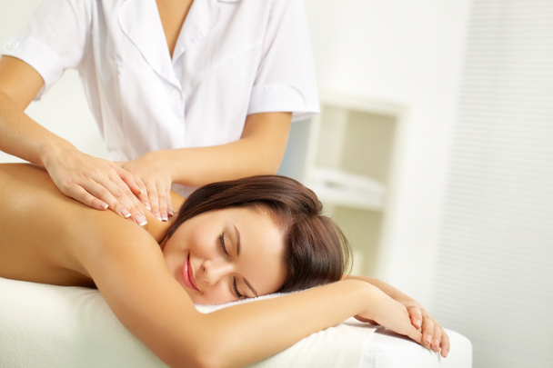 Mulher jovem desfrutando de massagem na coluna vertebral
  - Foto, Imagem