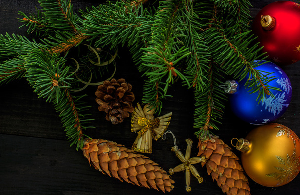 クリスマスツリー上のクリスマスの装飾. - 写真・画像