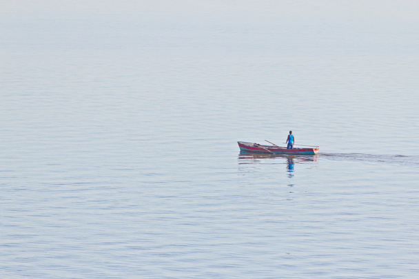 Hombre pescando en el lago Guaiba en Porto Alegre
 - Foto, Imagen
