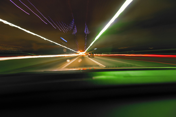 Langzeitbelichtung Geschwindigkeit Auto leuchtet Spuren auf einer Autobahn Nacht. - Foto, Bild