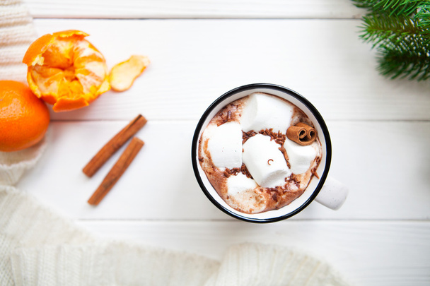 Hot chocolate with marshmallows in a ceramic cup, cinnamon stick - Foto, Bild