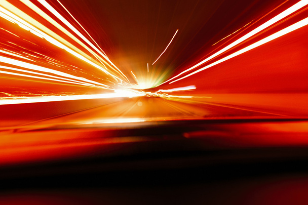 Longue exposition voiture de vitesse allume les sentiers sur une autoroute de nuit
. - Photo, image