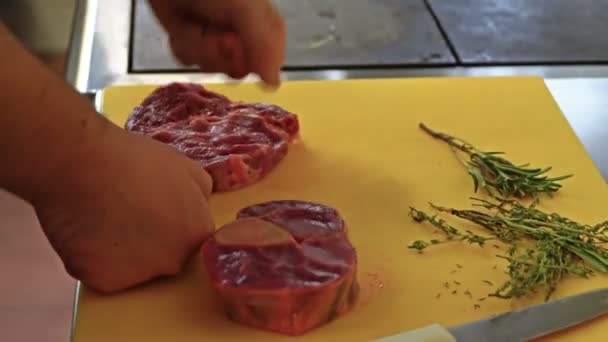 Man preparing meat - Filmati, video