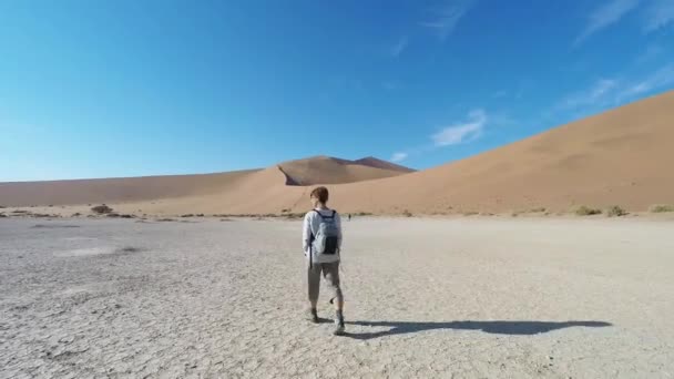 Τουριστικές περπατώντας στην μαγευτική έρημο Namib, Σοσουσβλάι, εθνικού πάρκου Namib Naukluft, κύρια έλξη επισκεπτών και ταξιδιωτικό προορισμό της Ναμίμπια. Περιπέτειες στην Αφρική. - Πλάνα, βίντεο