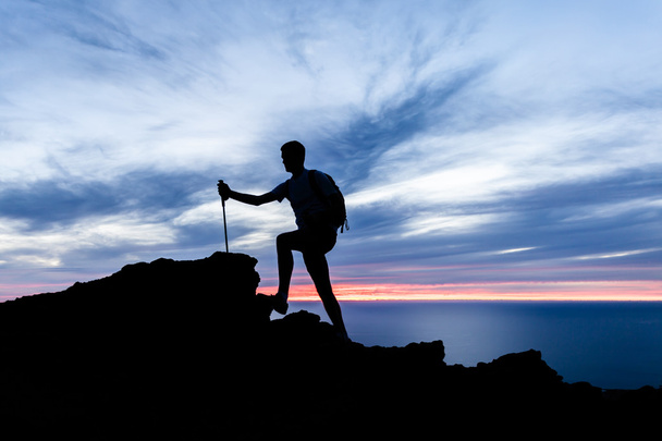 Hombre silueta de senderismo en las montañas, el océano y la puesta de sol inspiración
 - Foto, imagen