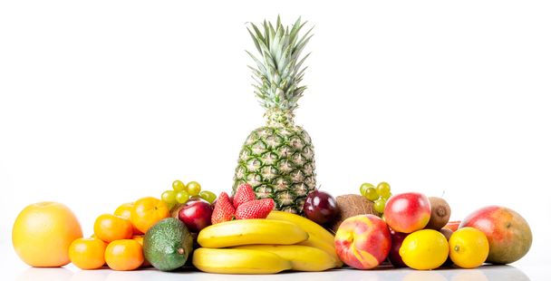 Frutas frescas aisladas sobre un blanco. Conjunto de diferentes frutas frescas
 - Foto, Imagen
