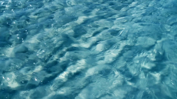 tropische zee strand rimpel turquoise water reflecties op een witte zand bodem - Video