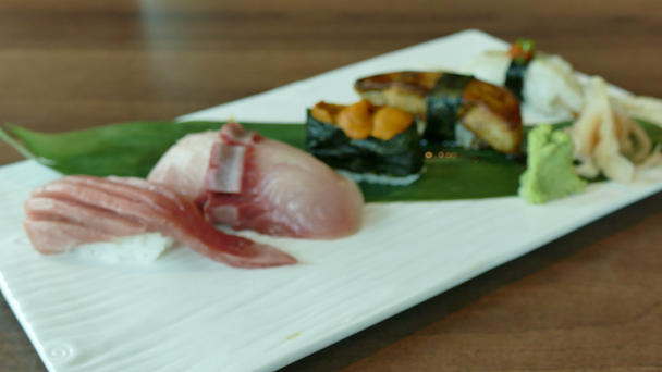 緑の葉に寿司の様々 な - 映像、動画