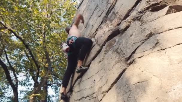 Hombre escalada en roca usando cuerdas
 - Imágenes, Vídeo