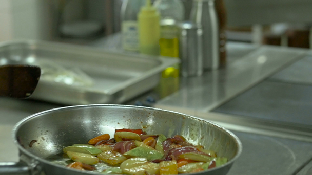 Ízletes pan keverjük sült színes friss zöldségekkel készül - Felvétel, videó