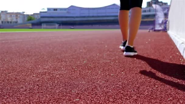 Kétségbeesett, csalódott pályán futó sportoló nő egy stadionban - Felvétel, videó