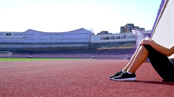 Wanhopig teleurgesteld track runner atleet vrouw in een stadion, dolly - Video