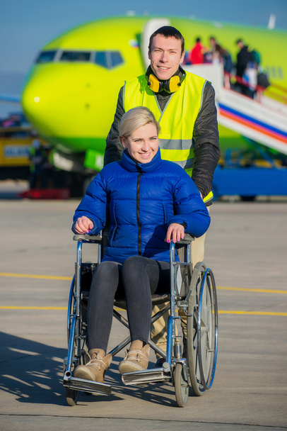άτομα με ειδικές ανάγκες άτομο καθίσει σε αναπηρική καρέκλα - Φωτογραφία, εικόνα