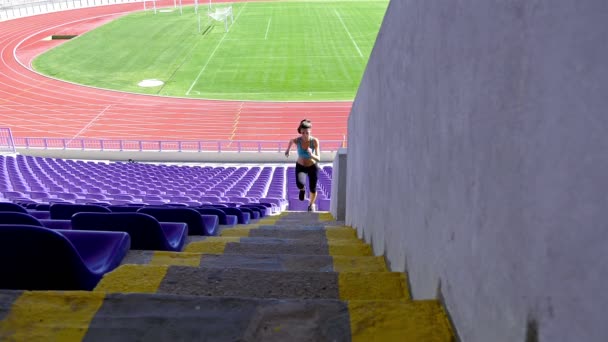 Девушка-спортсмен бежит по лестнице на стадионе
 - Кадры, видео