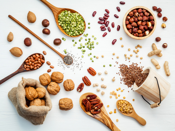 様々な豆類とナッツの異なる種類のボウルとスプーン  - 写真・画像